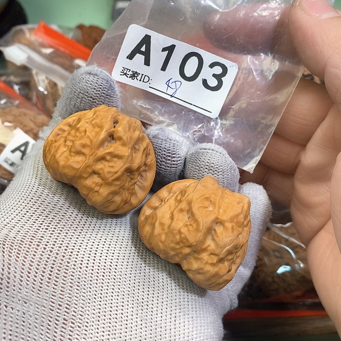 桃核把件蛤蟆头38尺。 