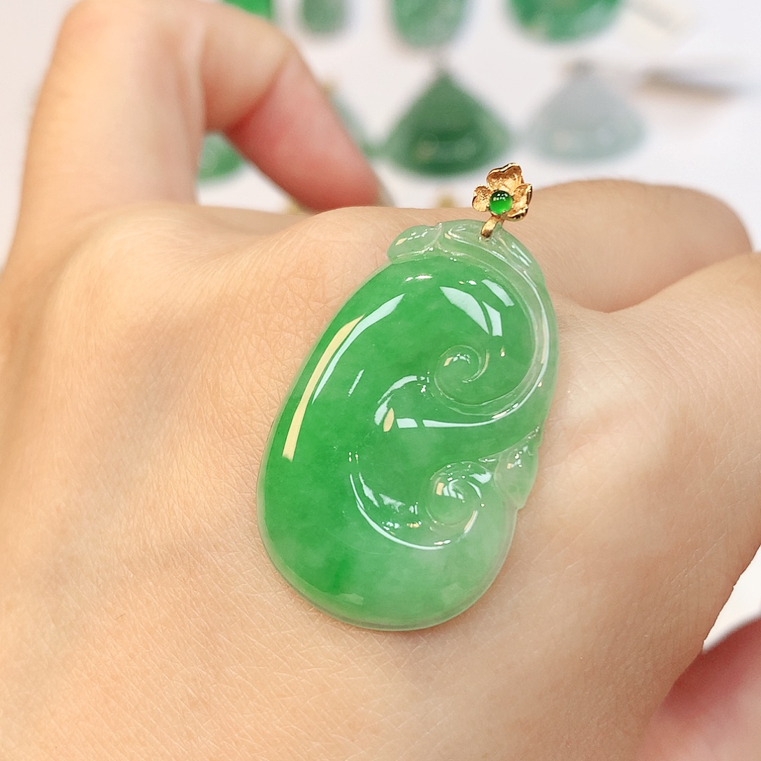 翡翠18K金镶嵌颈饰