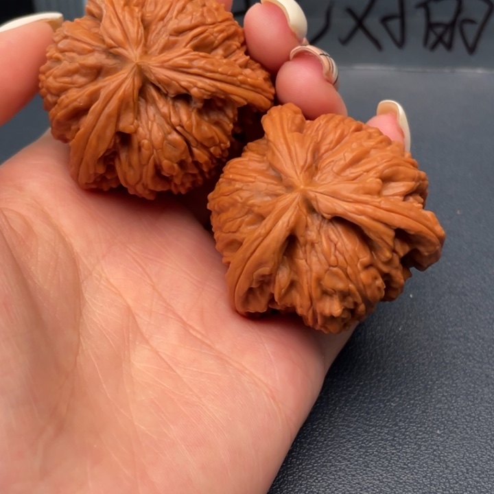 岳***泽文玩核桃吊坠白狮子