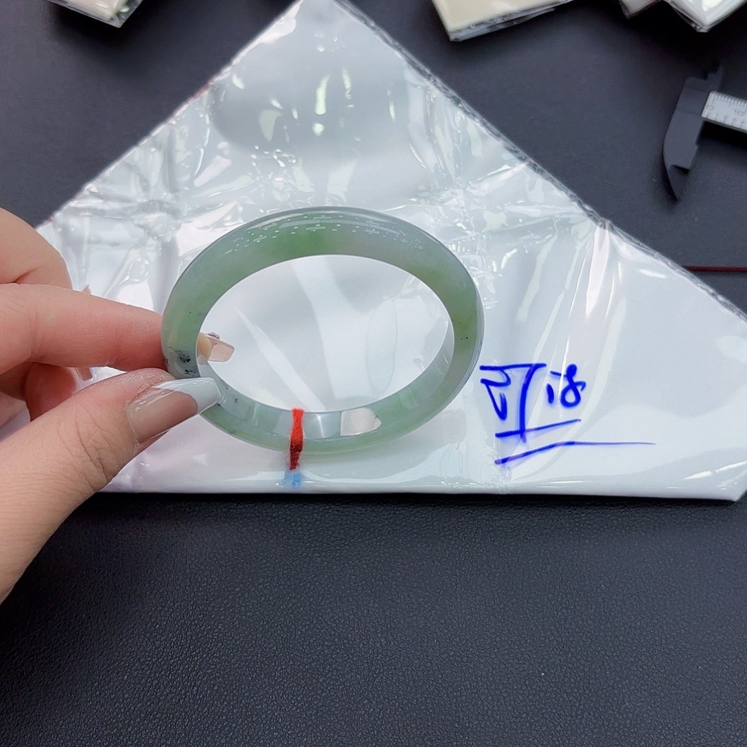 翡翠手镯未镶嵌手镯