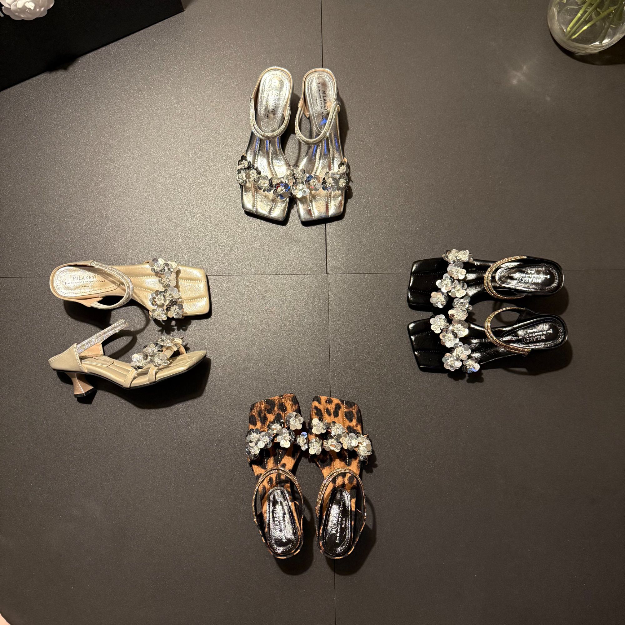 2025年夏季新款气质百搭时尚简约网紅休闲舒适轻奢风亮片爆款凉鞋