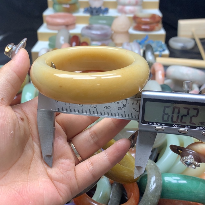 未镶嵌手镯石英质玉