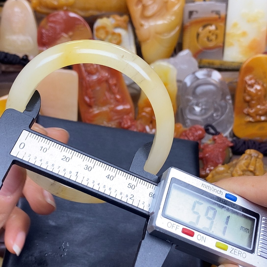 石英质玉（黄龙玉）颈饰未镶嵌