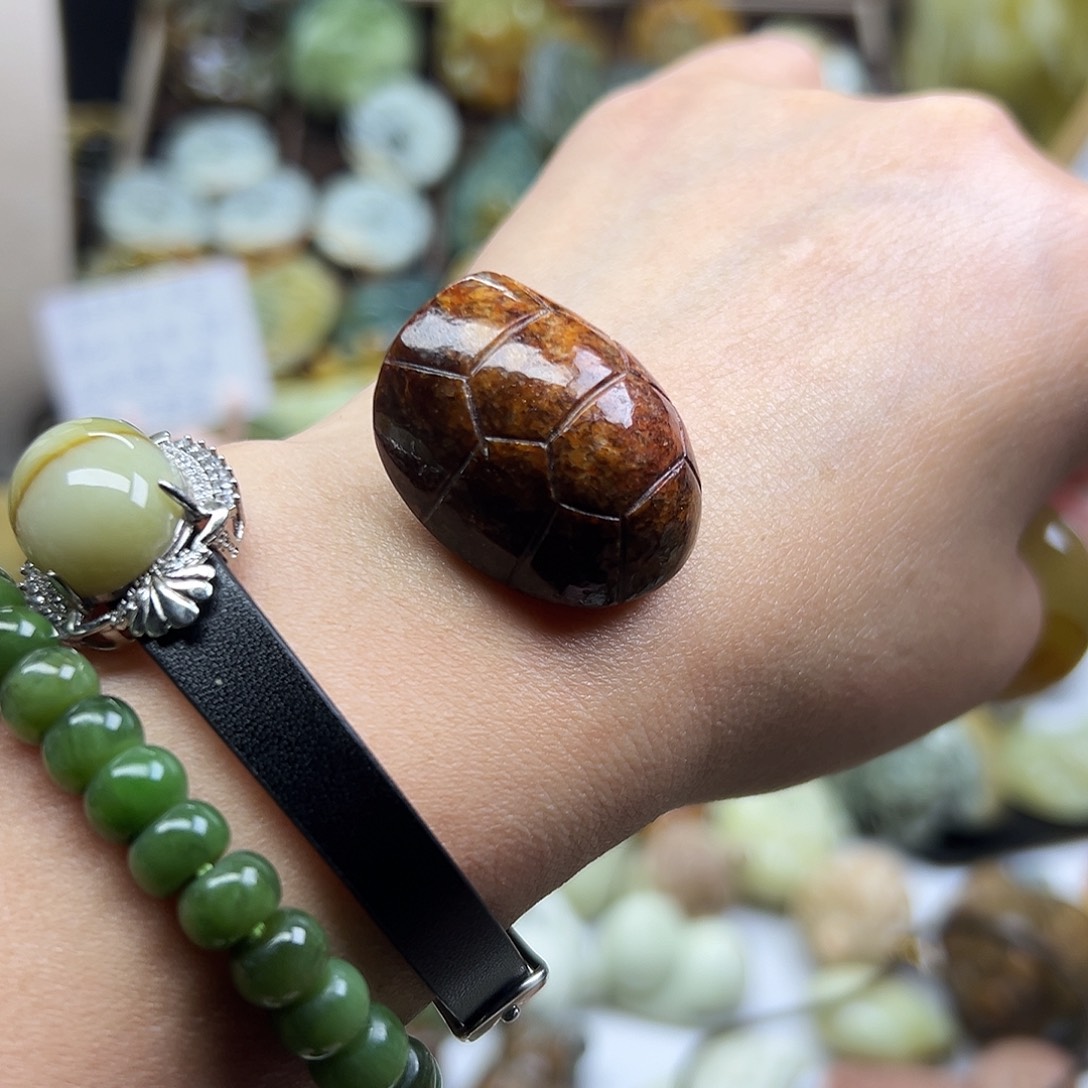 岫岩河磨玉（透闪石质玉）未镶嵌颈饰河磨玉富甲通眼给编好