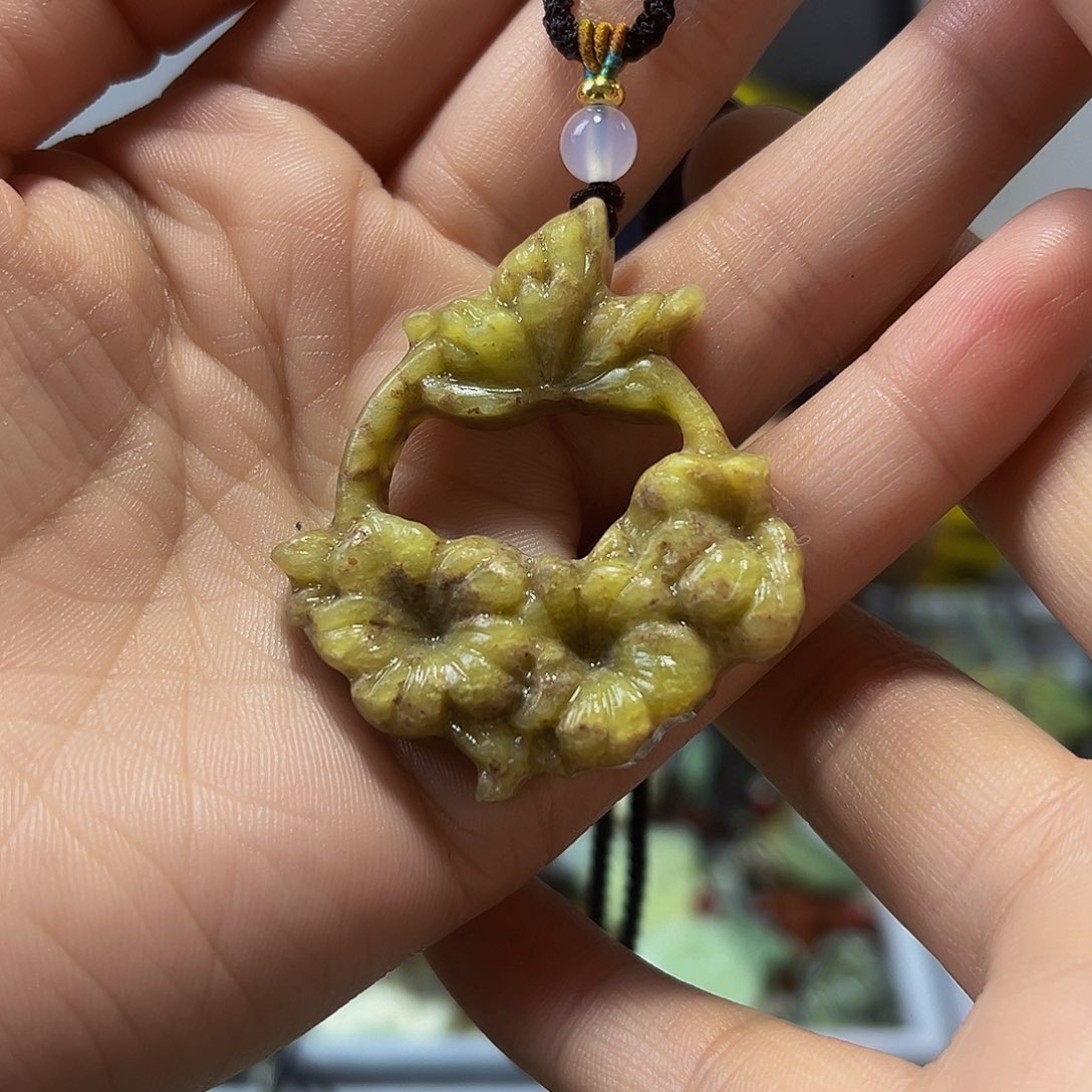 蛇纹石玉未镶嵌颈饰