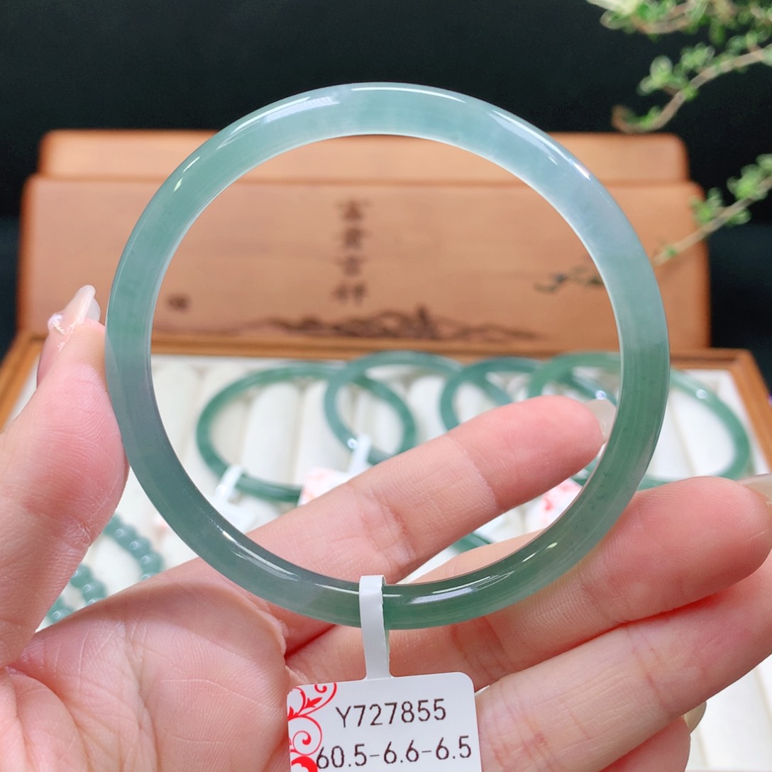 翡翠手镯未镶嵌天然