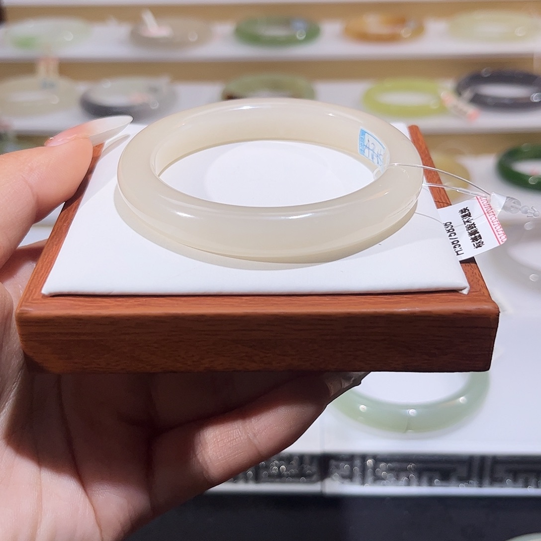 和田玉未镶嵌手镯冰粉