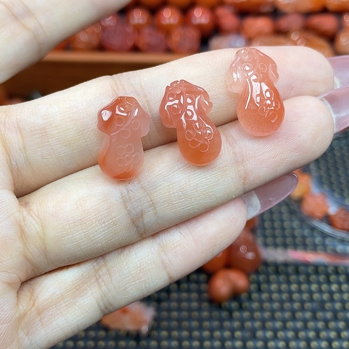 南红玛瑙未镶嵌颈饰旗袍