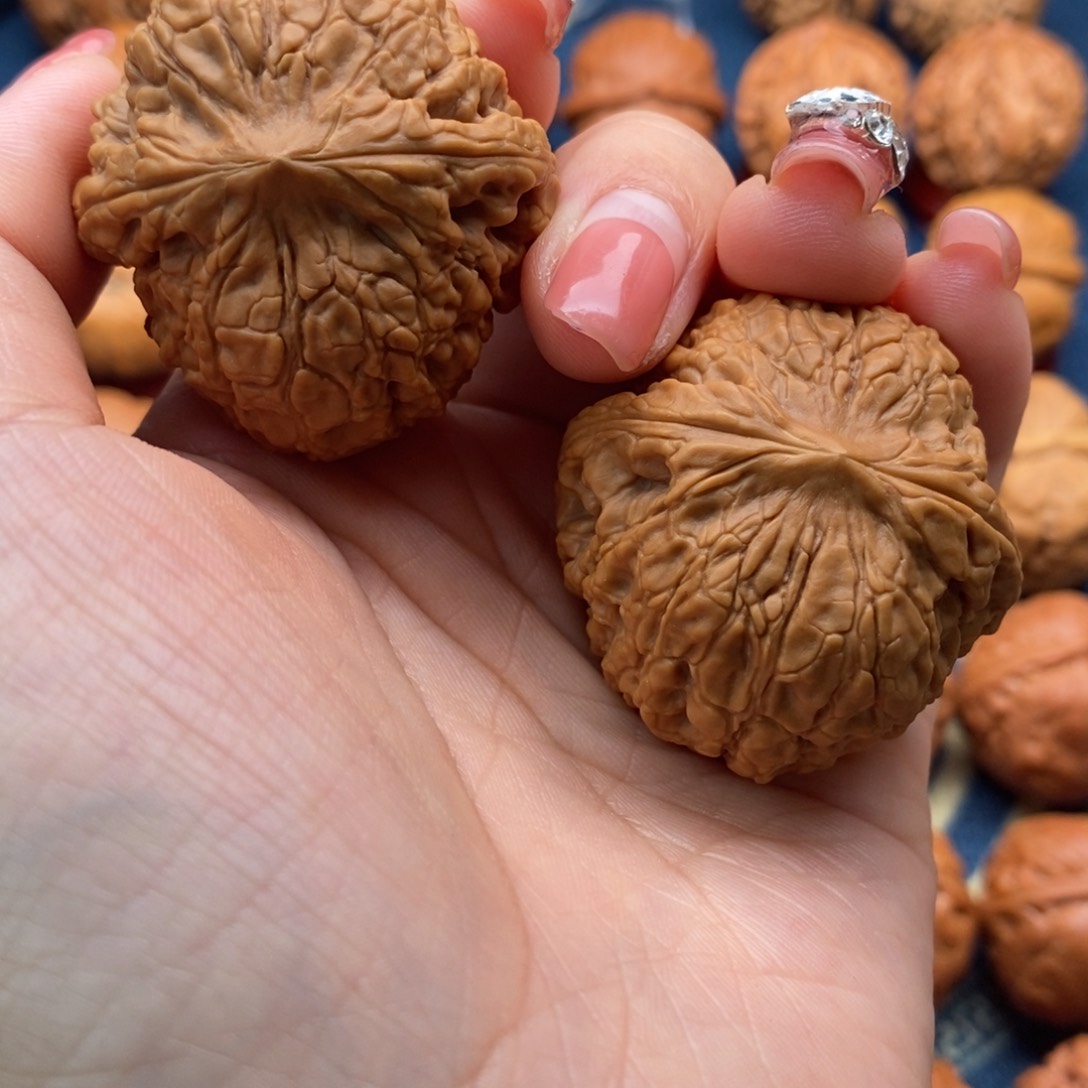 文玩核桃把件叫****?精品小手捻