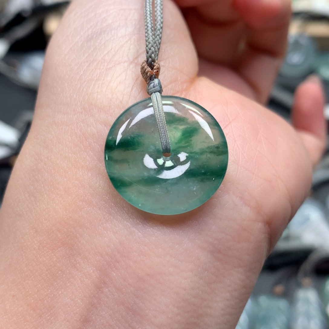 翡翠颈饰未镶嵌扣子