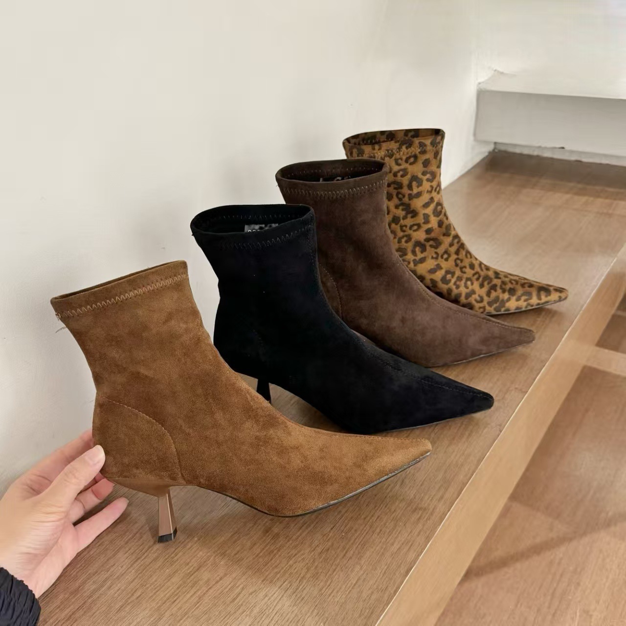 法式复古绒面高跟靴子女短靴2025新款秋冬气质尖头细跟瘦瘦靴裸靴