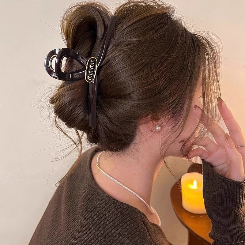 简约高质量金标字母抓夹女高级感2025新款发量少鲨鱼夹子发夹头饰