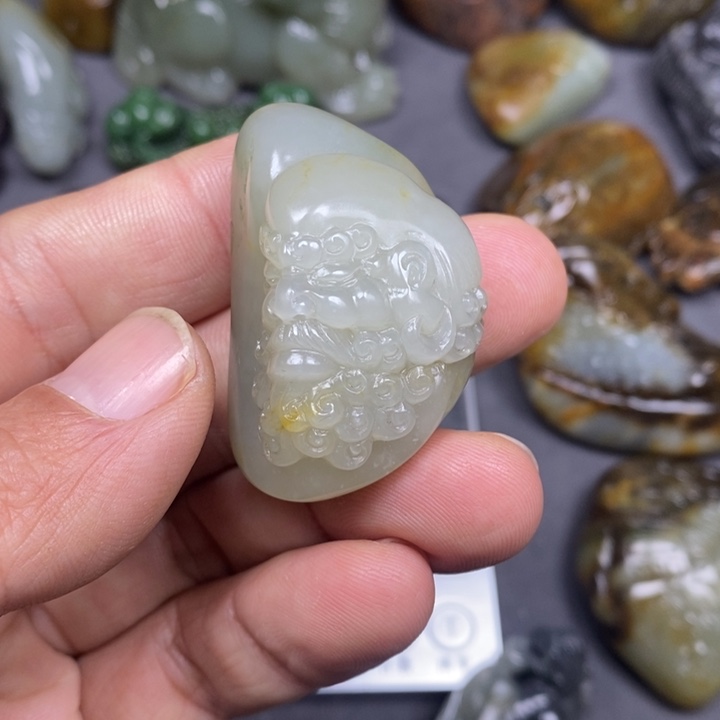 和田玉未镶嵌把件