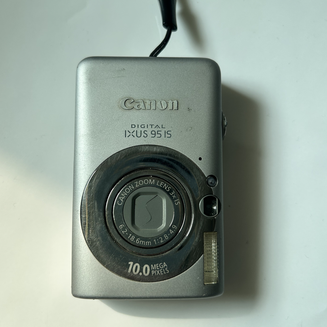 IXUS 95 IS 1000万像素，3倍光学变焦，功能正常.屏幕小暗角