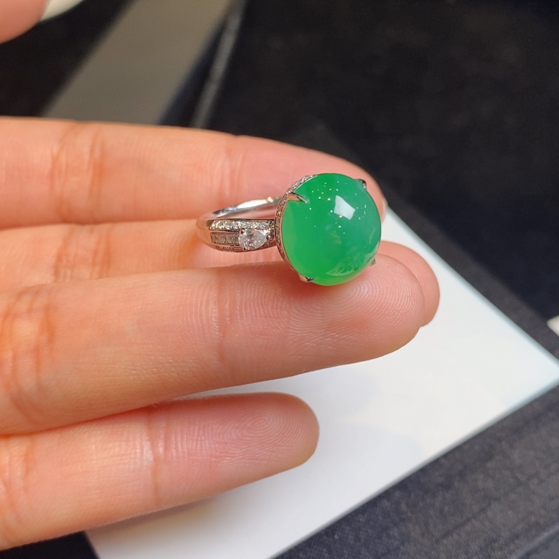 翡翠戒指18K金镶嵌设计款蛋面