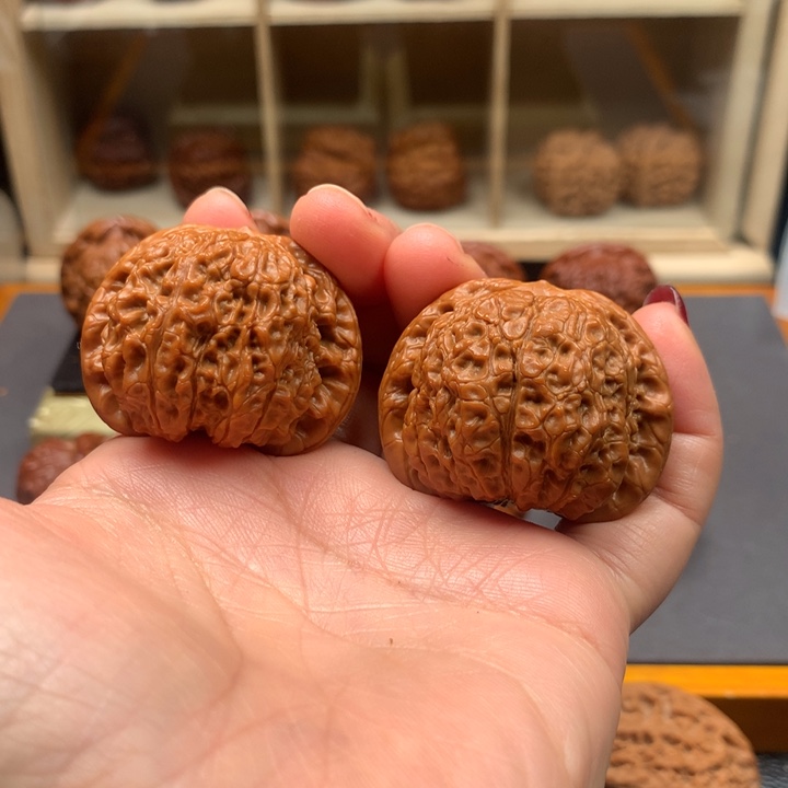 文玩核桃吊坠血麒麟