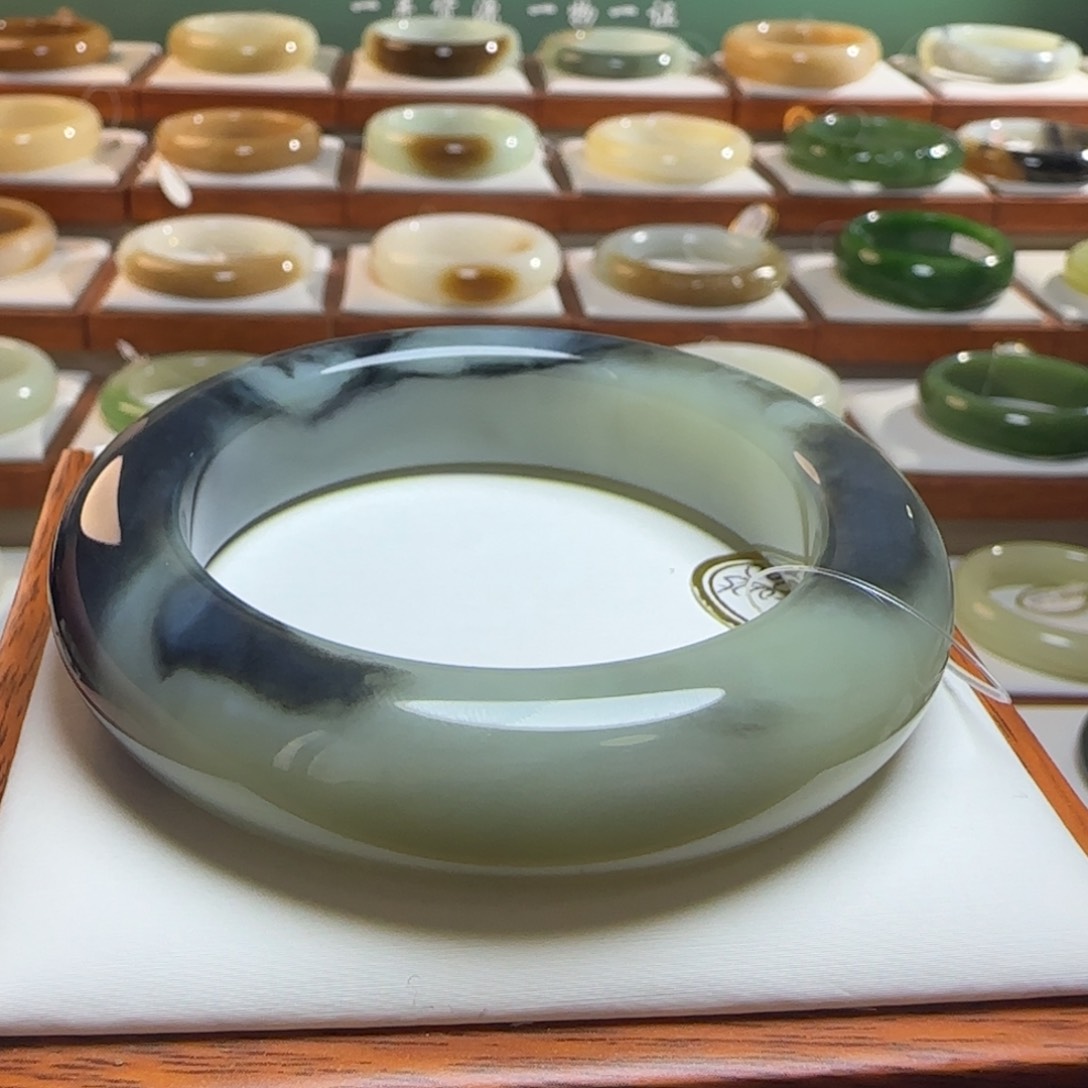 和田玉未镶嵌手镯