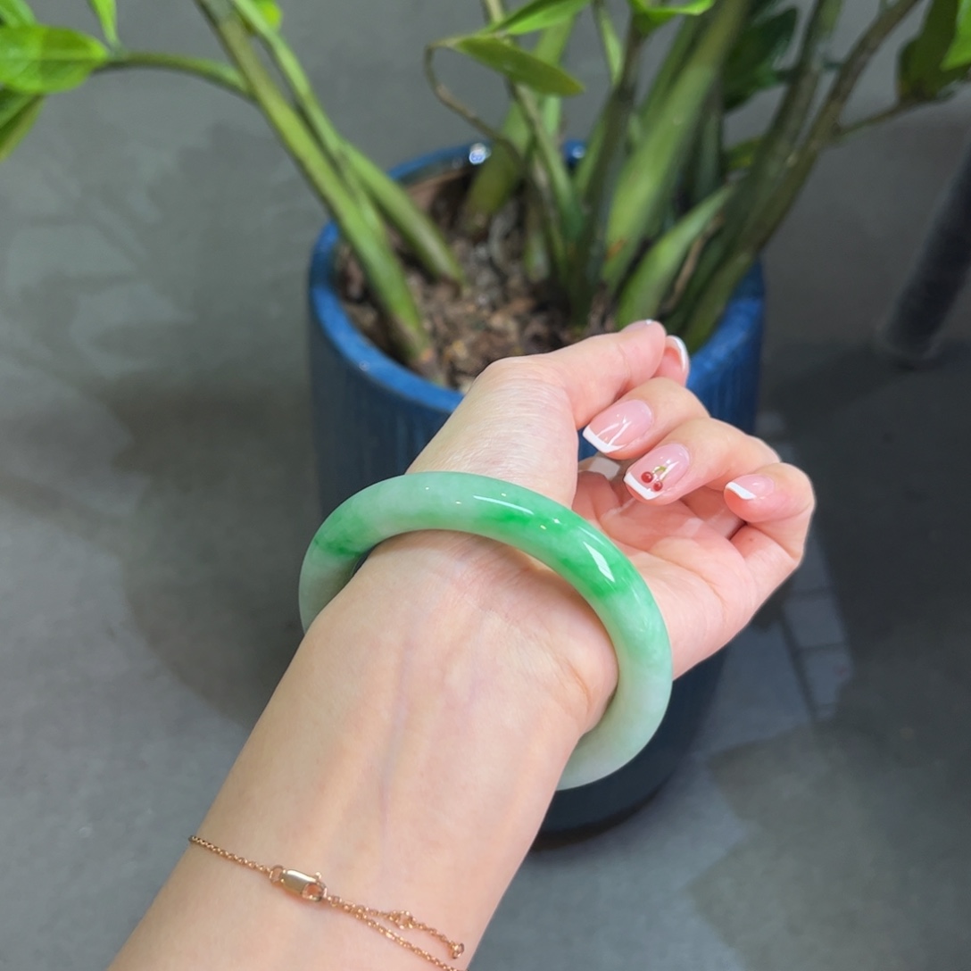 翡翠手镯未镶嵌手镯