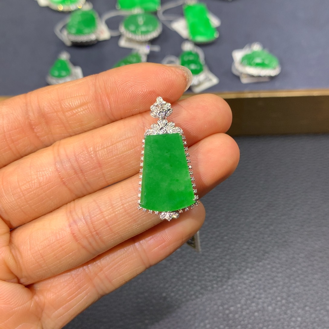 翡翠颈饰18K金镶嵌翡翠