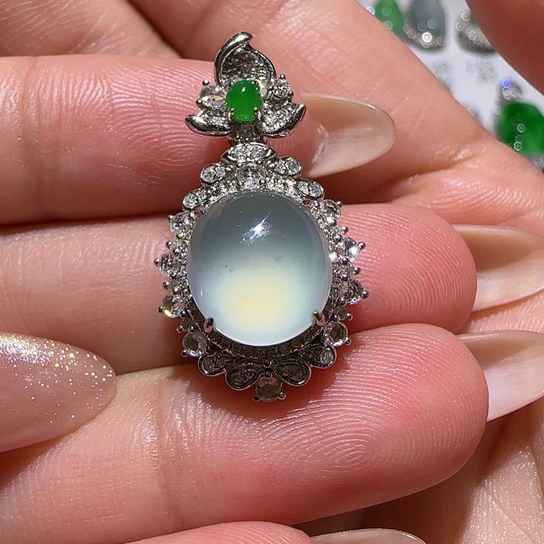 【闪购商品】颈饰18K金镶嵌翡翠天然