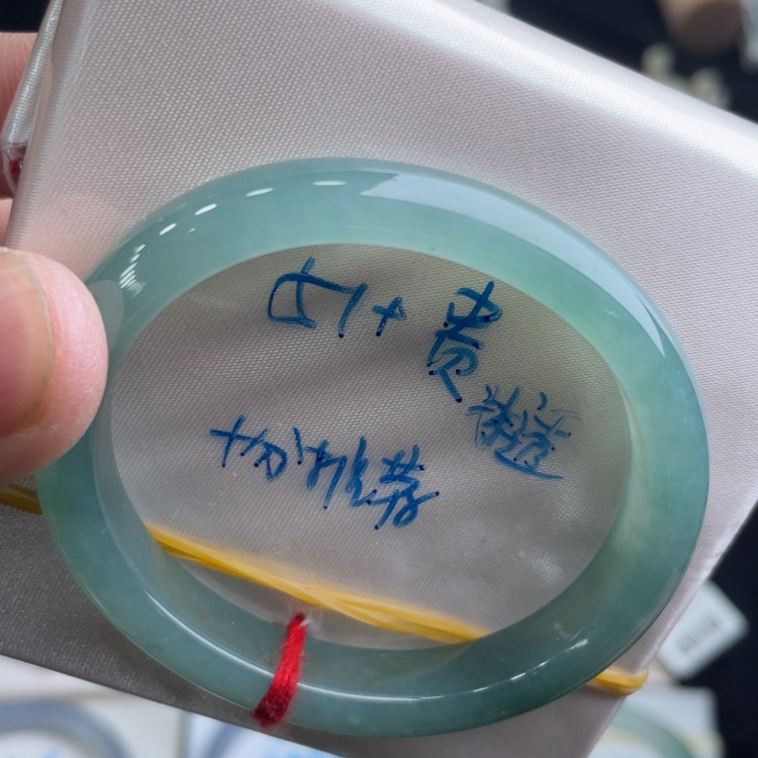 翡翠手镯未镶嵌翡翠手镯