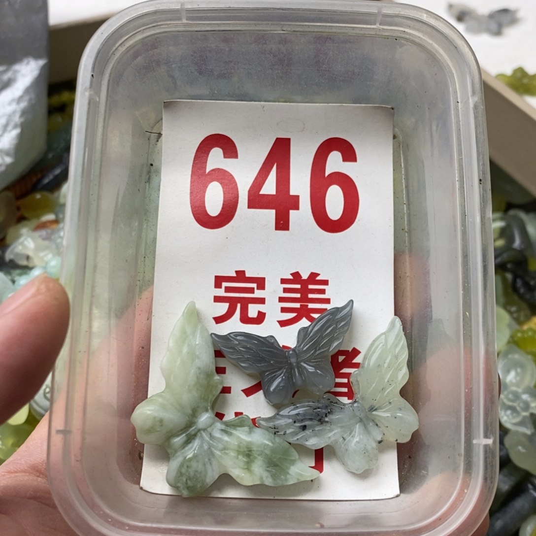 蛇纹石玉挂坠未镶嵌