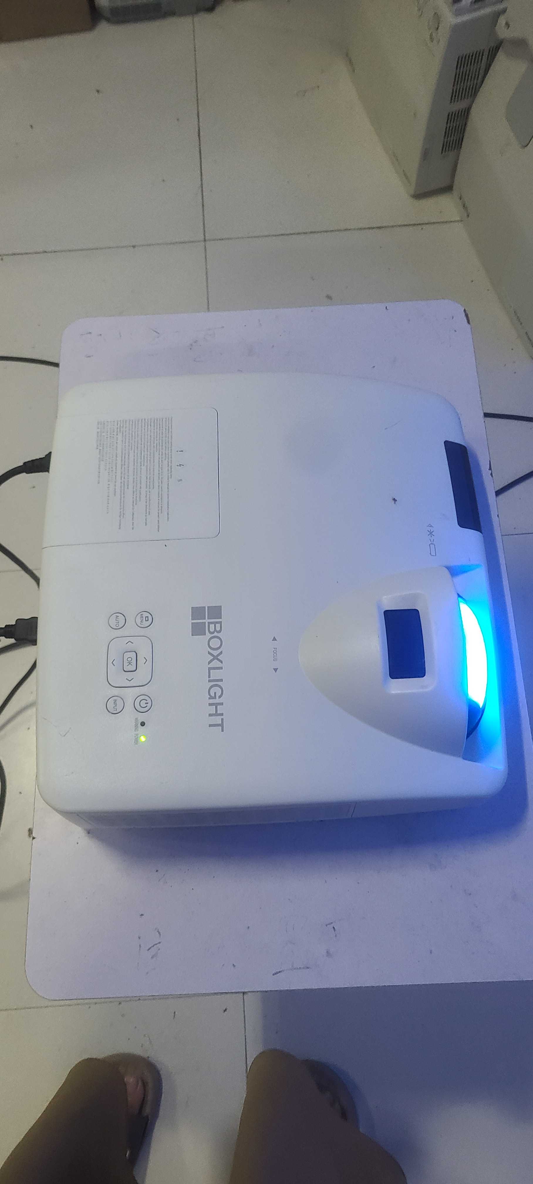 8新  二手宝视来投影仪运费自理