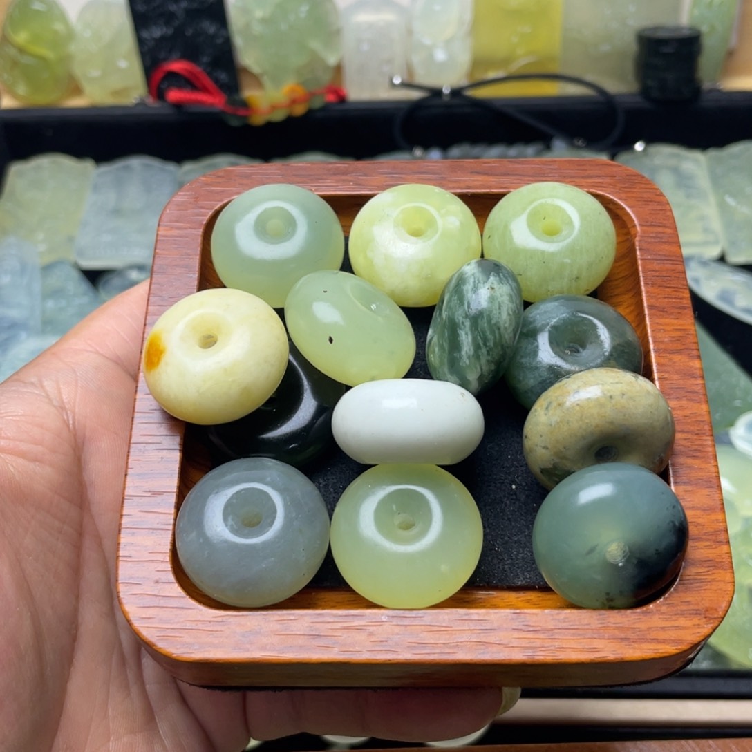 未镶嵌蛇纹石玉颈饰任选一个