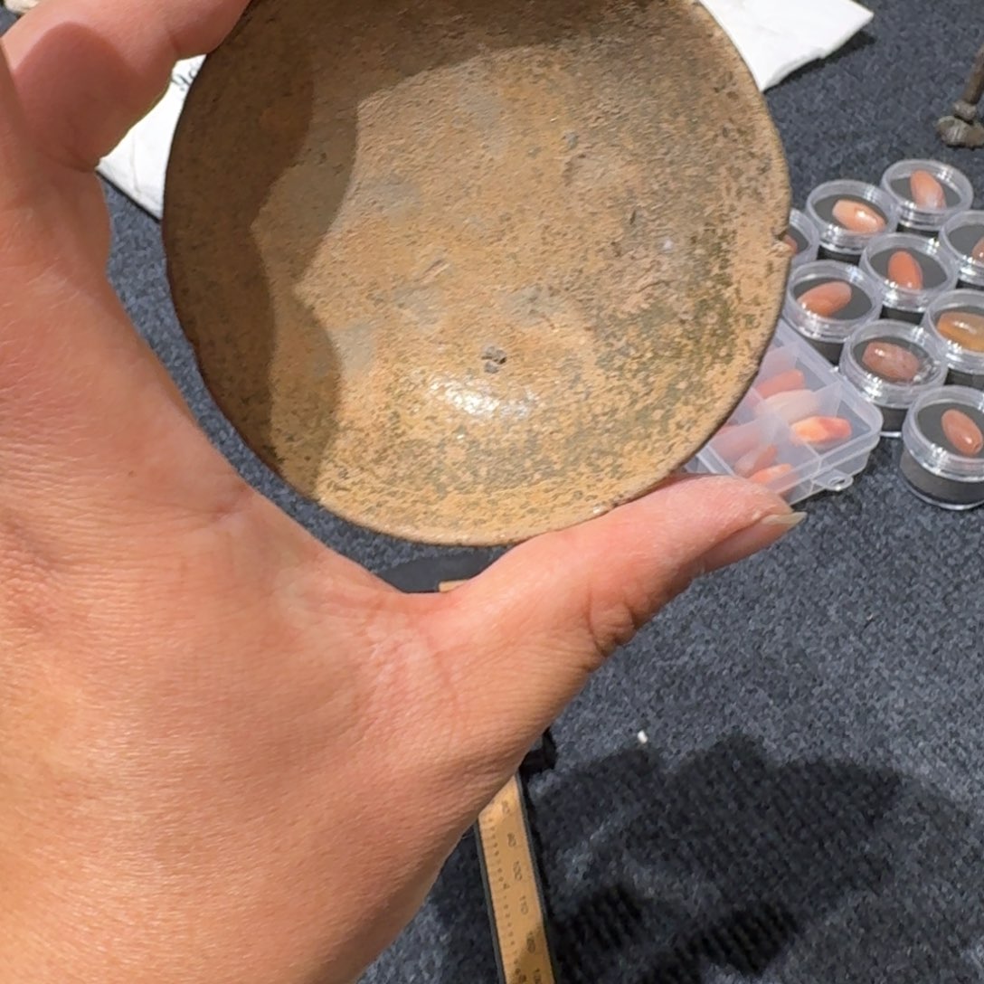 越**。一物一图，土陶罐