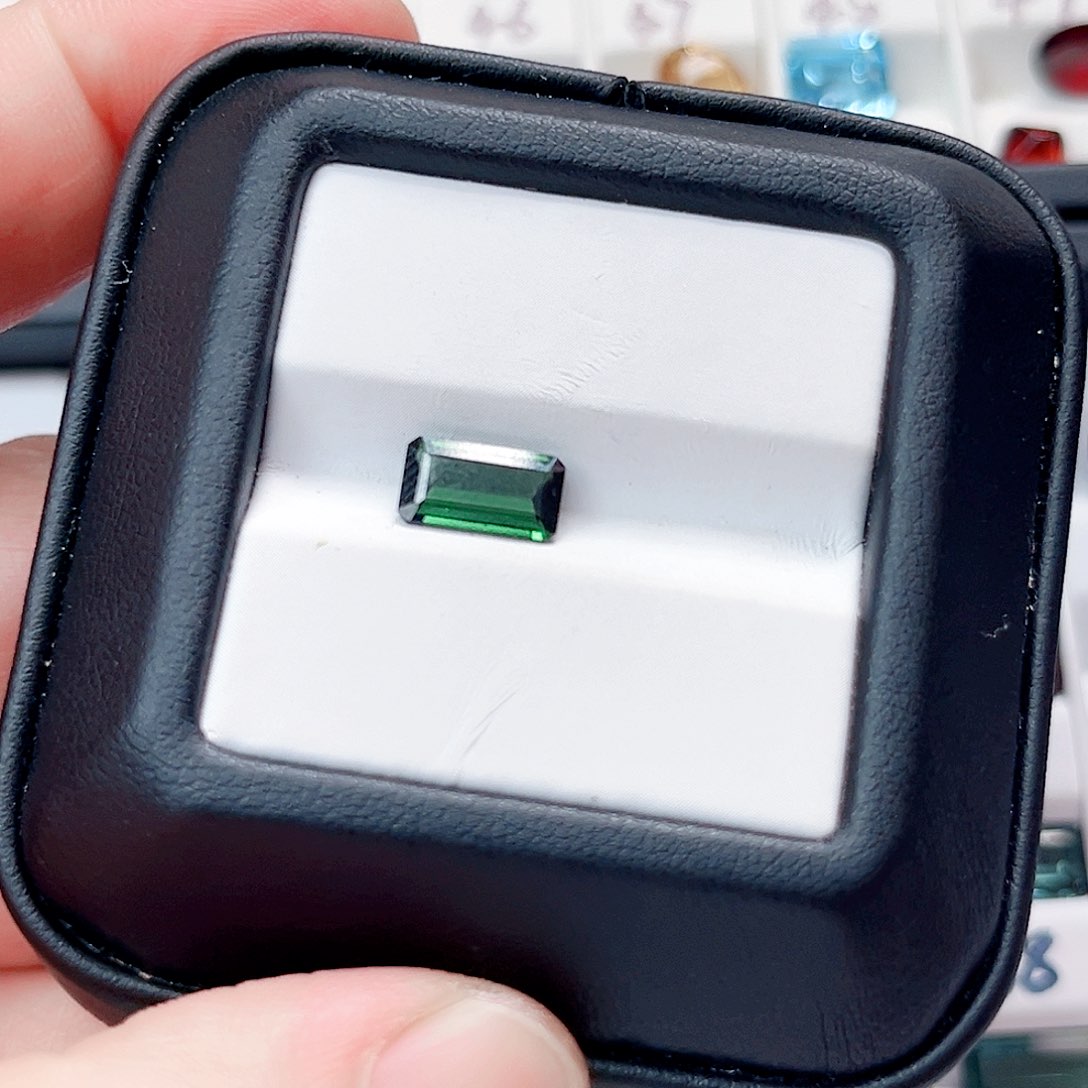 珠宝奇石未镶嵌碧玺绿碧玺卡5.2×9.2毫米福利款