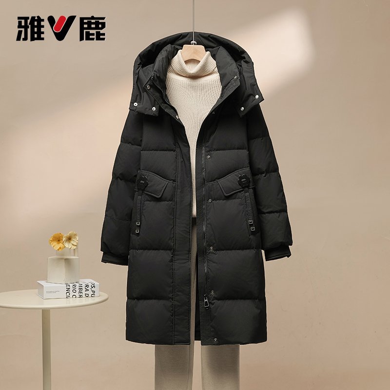 雅鹿25年新款90绒子含量飘带花扣宽冬季时尚保暖加厚过膝羽绒服