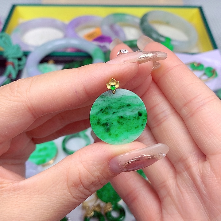 翡翠颈饰18K金镶嵌翡翠