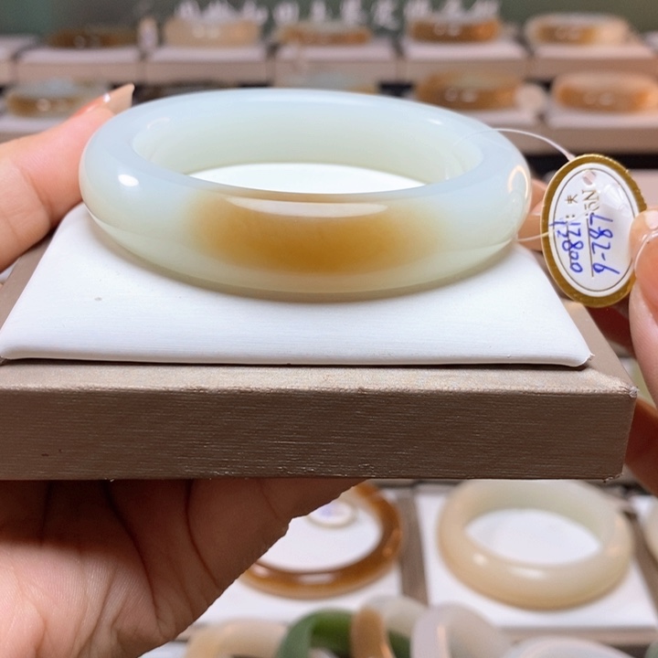 和田玉手镯60圈口未镶嵌