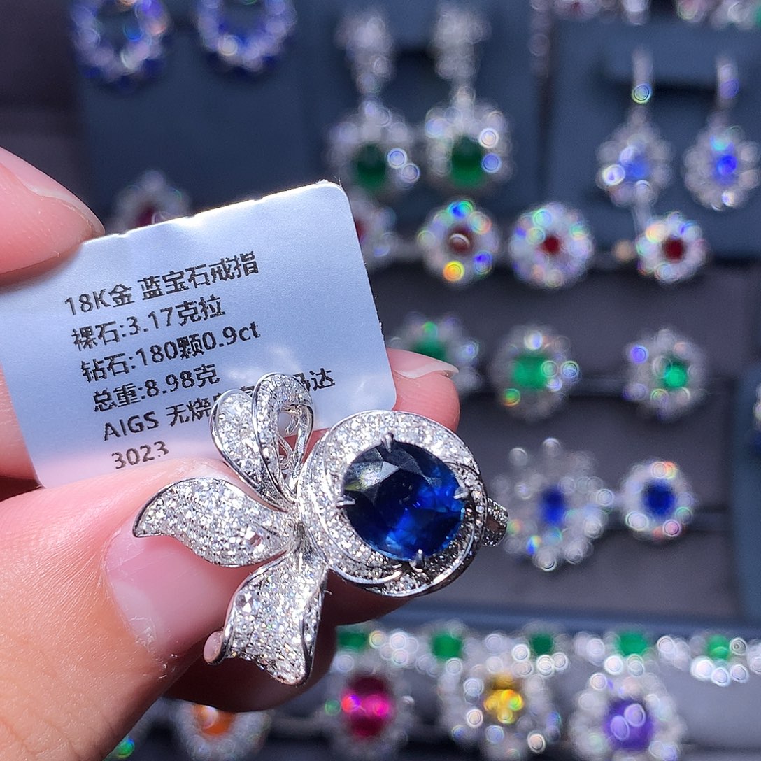 戒指18K金镶嵌蓝宝石