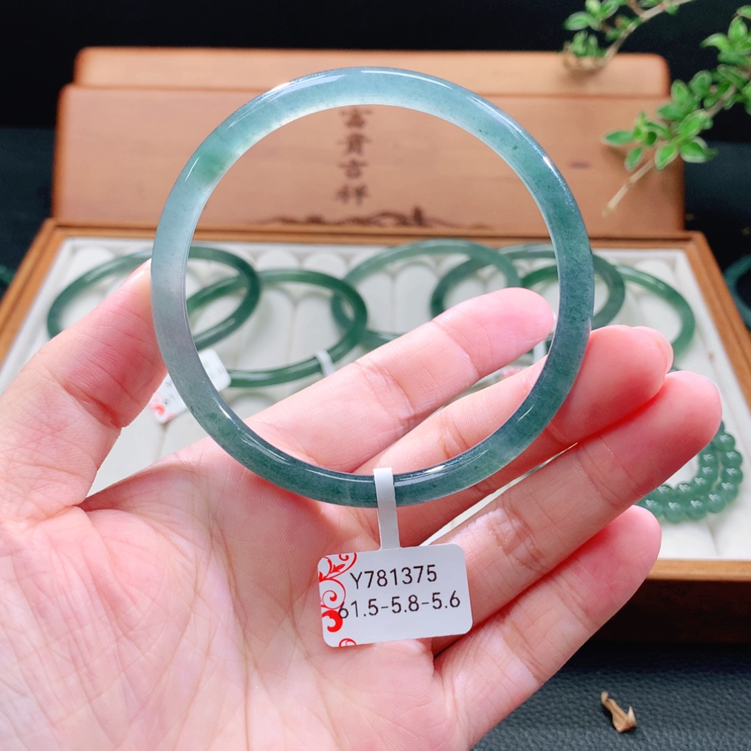 未镶嵌手镯（圆镯）翡翠