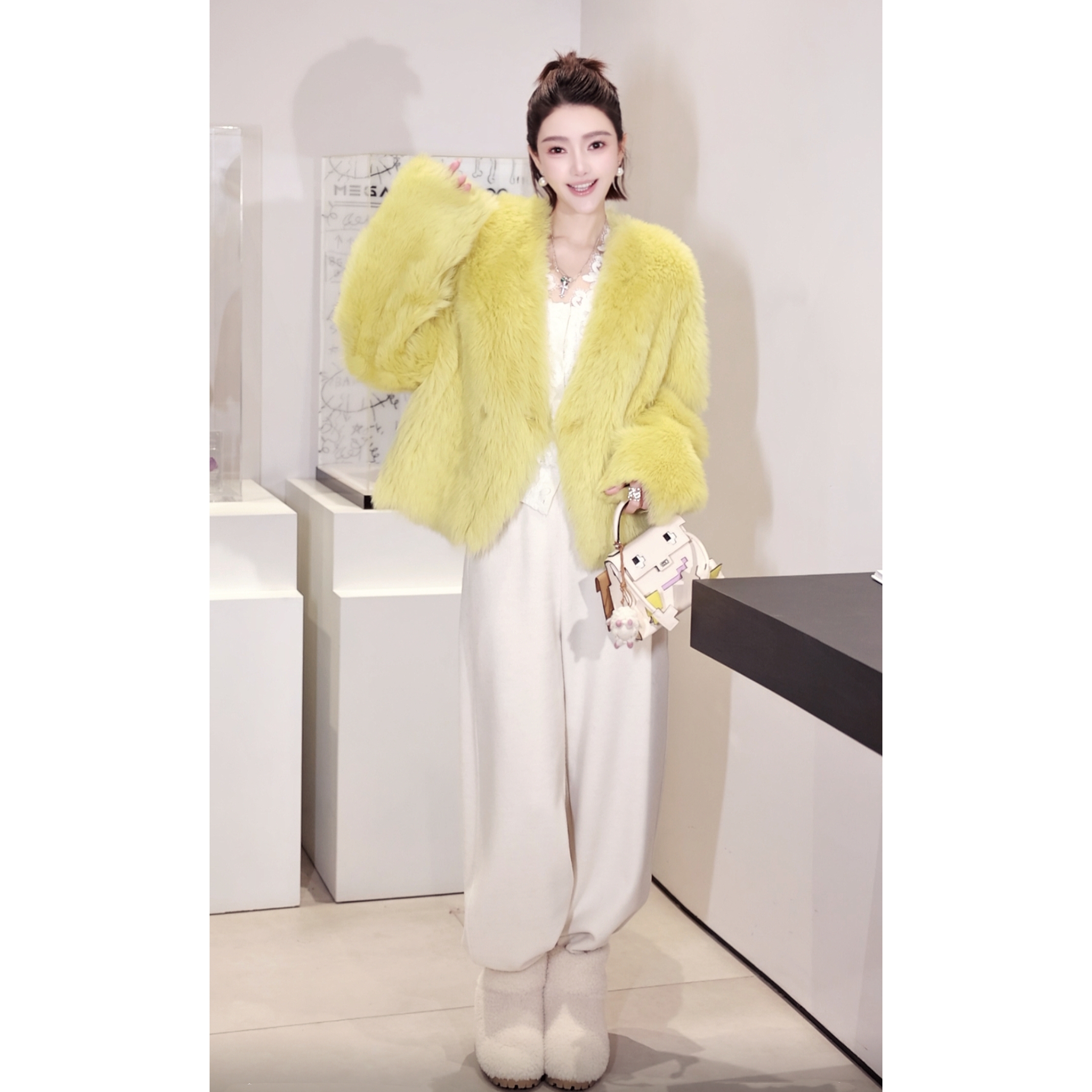 43-【心头爱】宝儿家含幂BI19625411XQ托斯卡纳皮毛一体树脂扣外套