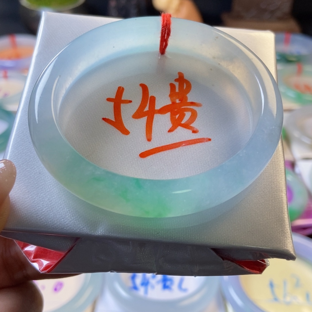 翡翠未镶嵌手镯6冰透飘绿贵妃