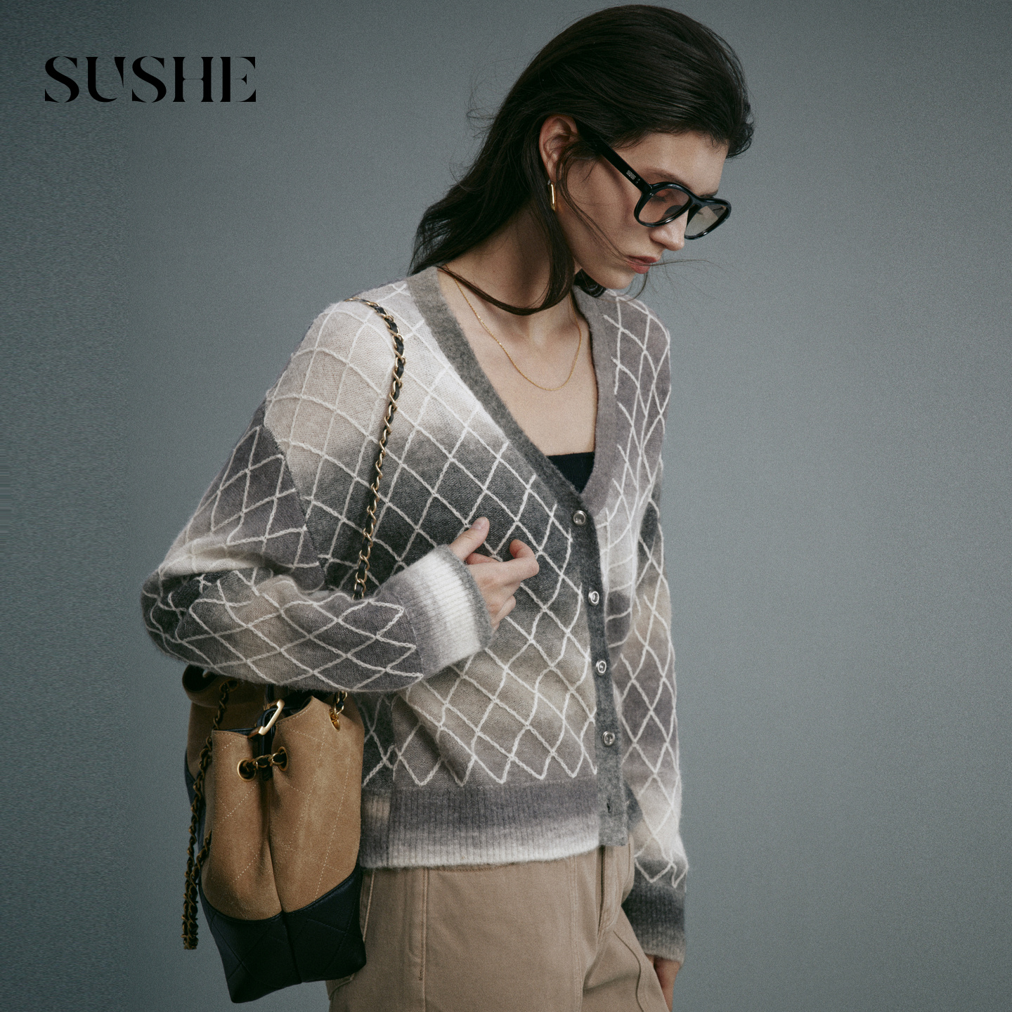 束皙SUSHE 氲格 时髦艺术家 晕染渐变菱格 V领毛衣衫外套
