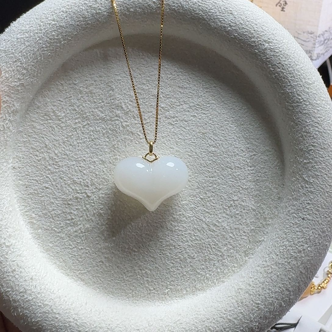 梁***姐和田玉18K金镶嵌吊坠(赠链)碧玉屁桃爱心