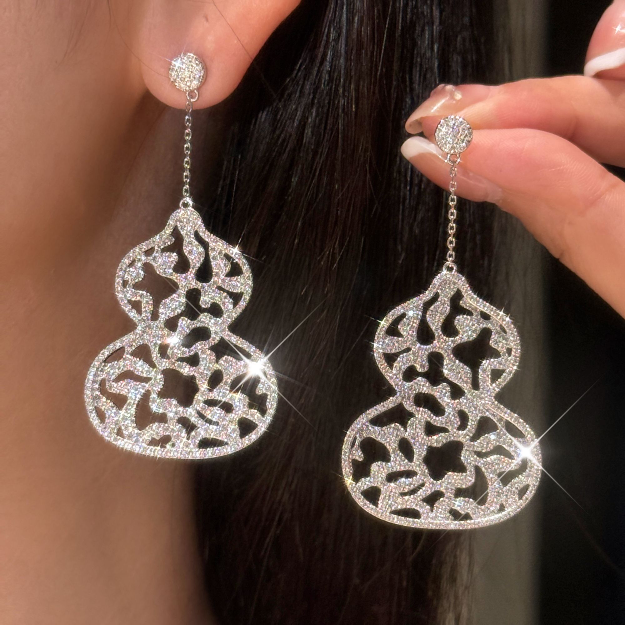 QANNA【超大号满钻】【镂空窗花葫芦】晚宴款奢华时尚福禄钻石耳钉GG