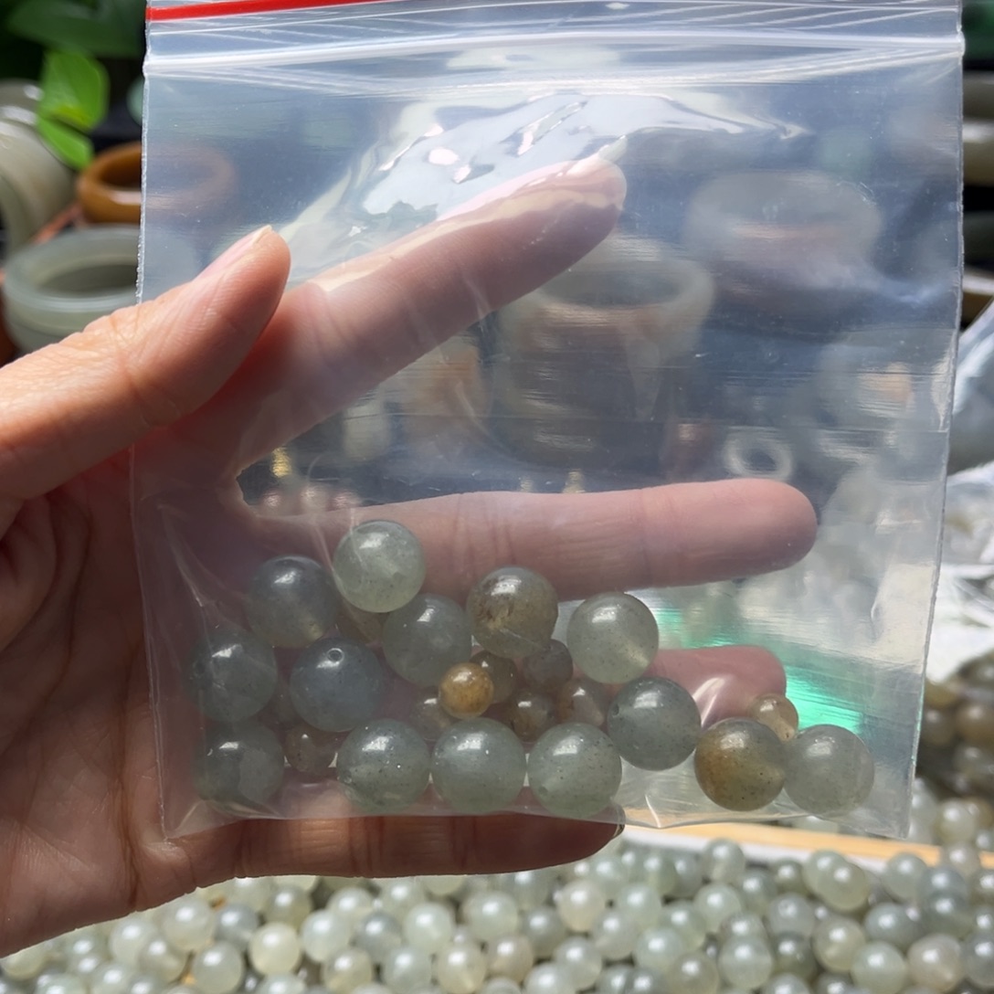 娜****石英质玉未镶嵌手镯