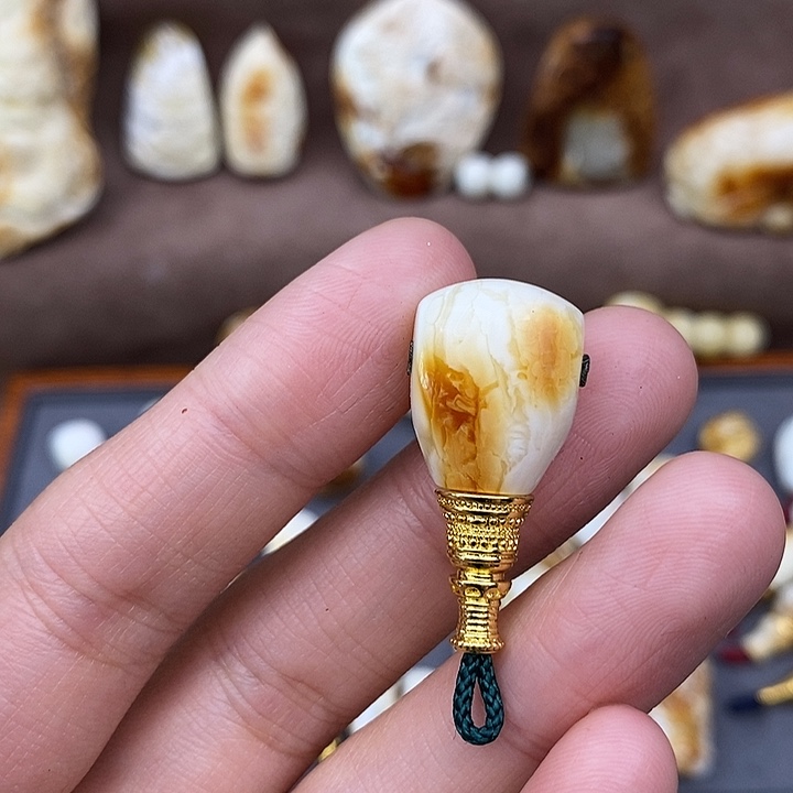 琥珀裸石未镶嵌智****任13三通y12