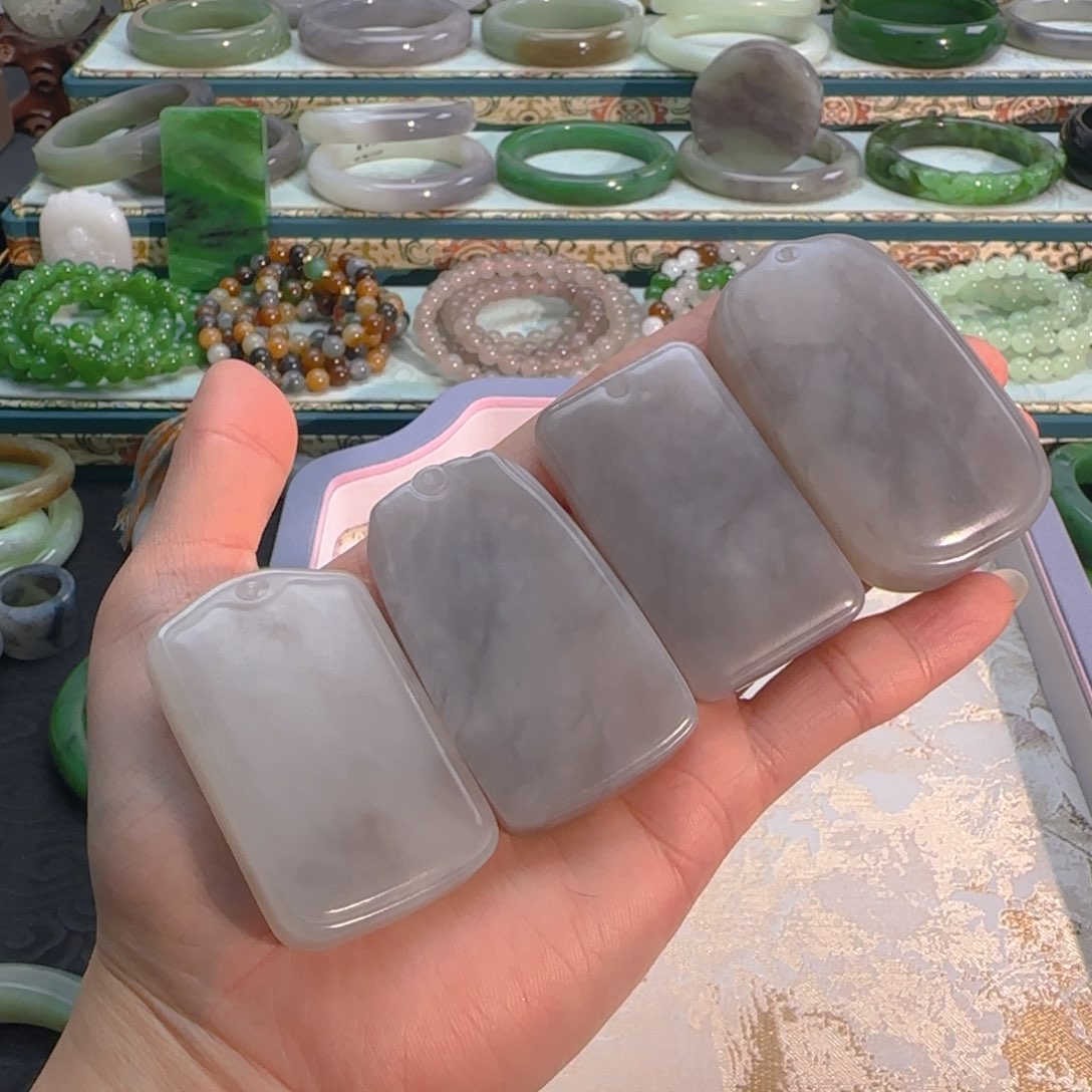 和田玉未镶嵌颈饰木****?