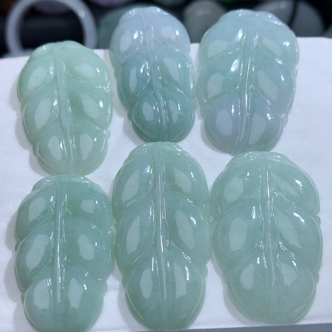 翡翠未镶嵌颈饰发1个.