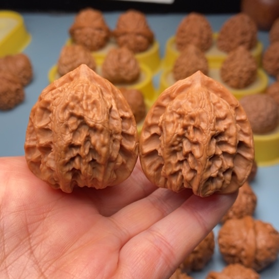 文玩核桃吊坠梨木台38 40克