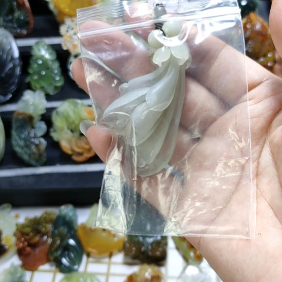 浮***佳蛇纹石玉合金颈饰