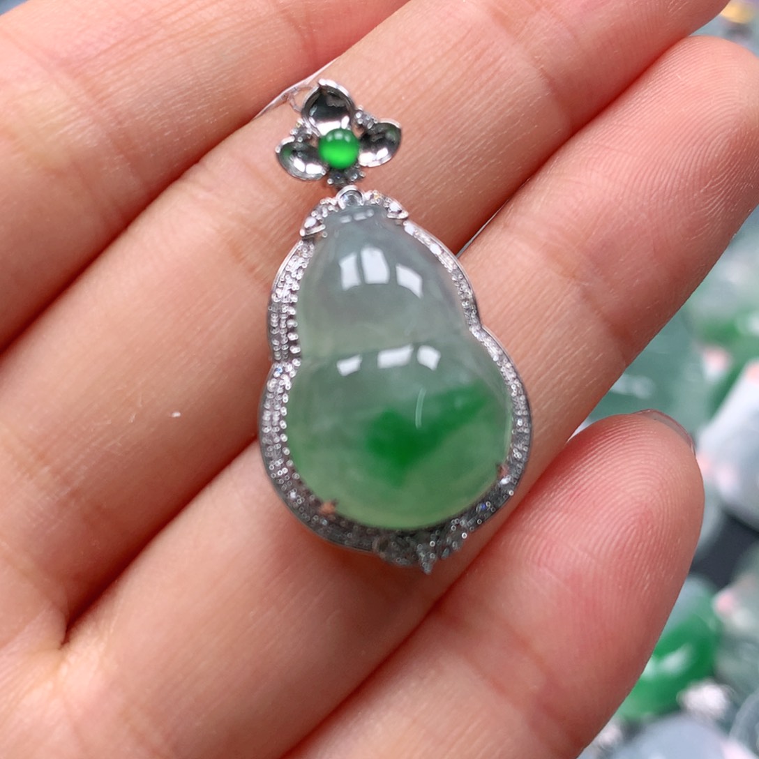 翡翠颈饰18K金镶嵌天然翡翠