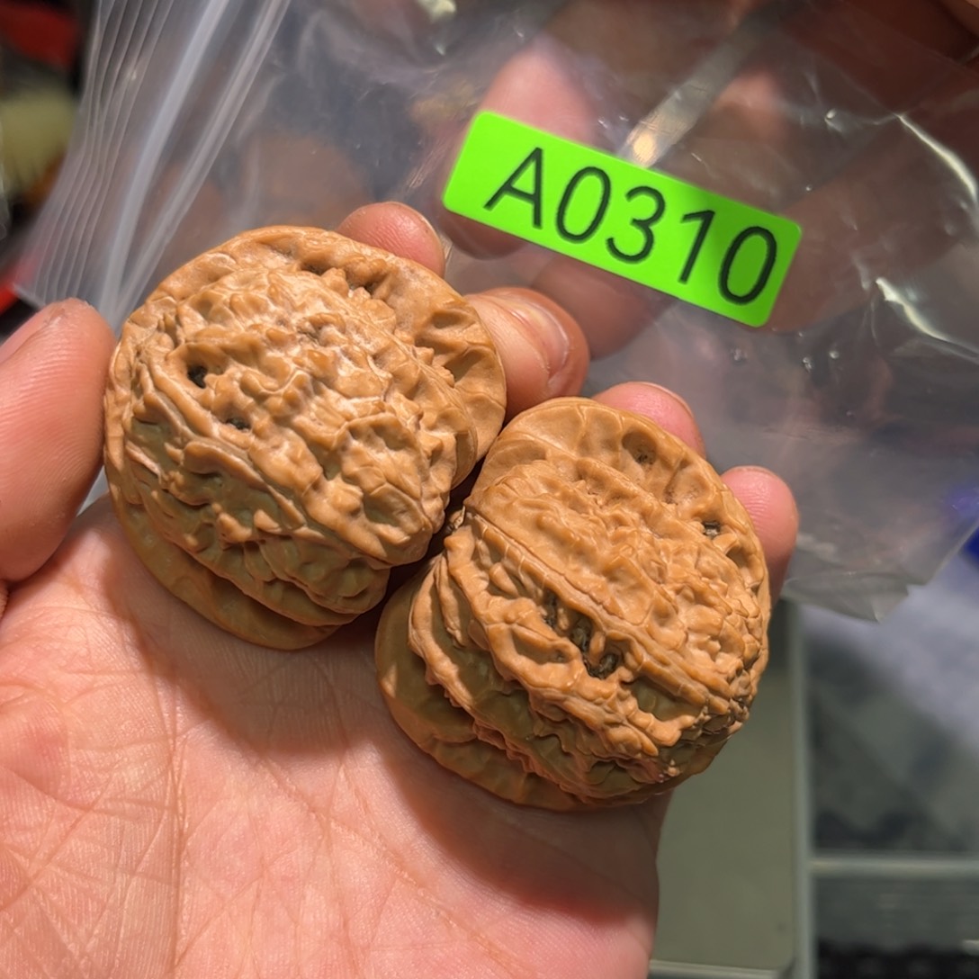 文玩核桃吊坠42三角白