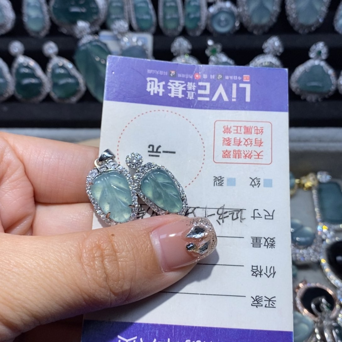 翡翠颈饰未镶嵌翡翠两个