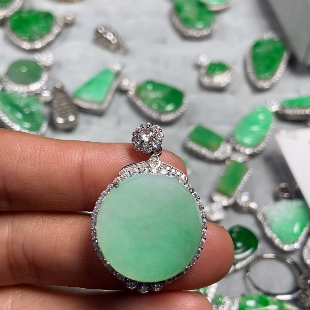 翡翠颈饰未镶嵌圆牌